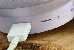 Vivo-hörlurar med överöronkonstruktion och laddnings-LED