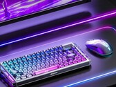 Lenovo Legion Y7MG-spelmus visad tillsammans med tangentbord, bildskärm och RGB-belysning på skrivbordet