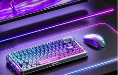 Lenovo Legion Y7MG-spelmus visad tillsammans med tangentbord, bildskärm och RGB-belysning på skrivbordet