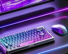 Lenovo Legion Y7MG-spelmus visad tillsammans med tangentbord, bildskärm och RGB-belysning på skrivbordet
