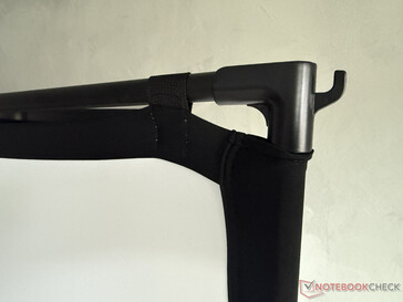 ...är spänd upptill och nedtill med kardborreöglor