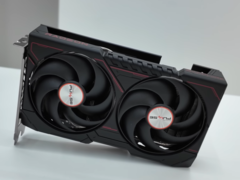 Sapphire Pulse RX 9060 non-XT-modellen som visas här är ett ganska litet kort. (Bildkälla: Technosaurus på YouTube, redigerad)