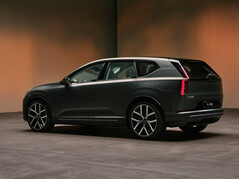 Iögonfallande bakparti: Den helelektriska Volvo EX60 är en riktig varg i fårakläder, med en effekt på 680 hp i toppmodellen P12 AWD.