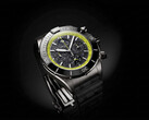Breitling Super Chronomat B19 44 Perpetual Calendar Chronograph med en urtavla i kolfiber, limegrön takymeterskala och mörk boett.