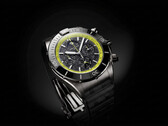 Breitling Super Chronomat B19 44 Perpetual Calendar Chronograph med en urtavla i kolfiber, limegrön takymeterskala och mörk boett.