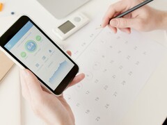 En hand som håller en smartphone med hälsoappen öppen