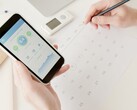 En hand som håller en smartphone med hälsoappen öppen