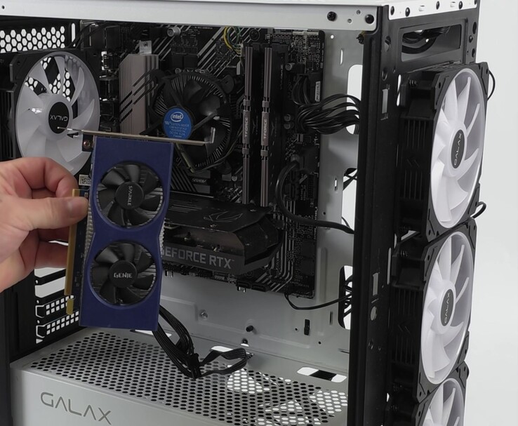 En hand som håller i ett Intel Arc A380-grafikkort bredvid en PC-byggnad med ett Nvidia GeForce RTX 3060, förberett för en dubbel-GPU-installation med Lossless Scaling (Bildkälla: ETA PRIME via YouTube)