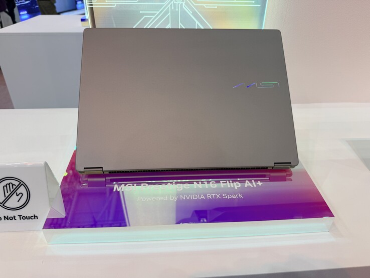 MSI:s 2-i-1 Prestige N16 Flip AI+ som visades på Computex.