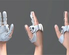 Prototyphandsken täcker delvis handen och fokuserar på fingertopparnas yta (Bild med tillstånd: Sharp)