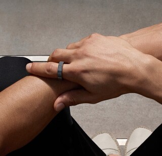 Even R1-ringen fungerar som en fjärrkontroll för glasögonen.