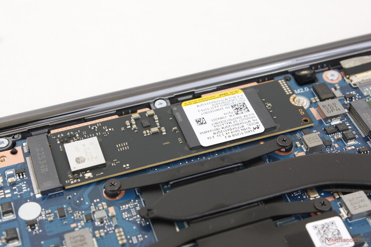 Systemet stöder upp till en intern M.2 PCIe4 x4 NVMe SSD utan värmespridare