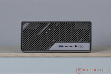 Minisforum MS-02 Ultra - Anslutningar på frontpanelen