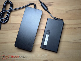 Vänster: skrymmande 180 W nätadapter. Höger: 250 W-adapter från XMG Pro 16