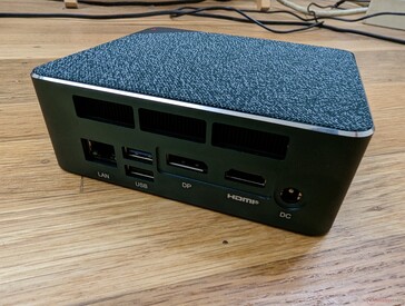 Portar på baksidan. Notera den nya DP-porten som ersatte en av HDMI-portarna på förra årets modell