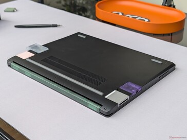 Botten på Laptop 13 Pro visar full bakåtkompatibilitet med samma expansionskort som finns på Laptop 13.5 och Framework Desktop