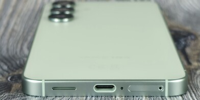 Bottenhöljets sida (högtalare, USB-port, mikrofon, kortplats)