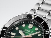 Närbild av Seiko Marinemaster HBF003J1 som visar dess gröna urtavla med sunburst-finish,