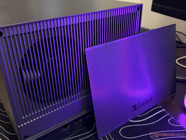 Det medföljande dammtäta skyddet för NAS:ens baksida