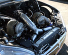 Tesla Model S med en eftermonterad Big Block Chevy-motor med dubbelturbo. (Bildkälla: Engine Builder/YT)