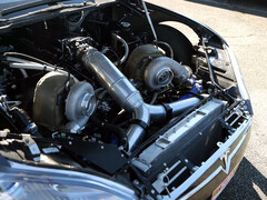 Tesla Model S med en eftermonterad Big Block Chevy-motor med dubbelturbo. (Bildkälla: Engine Builder/YT)