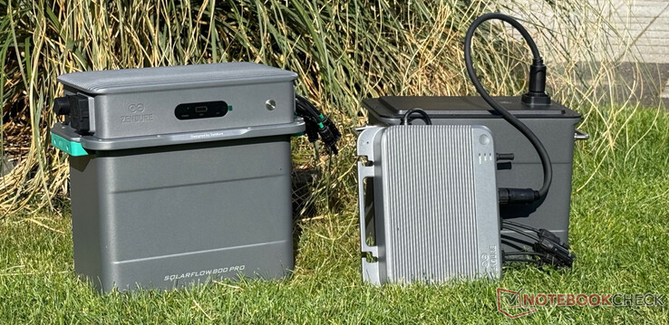Zendure SolarFlow 800 Pro (vänster) och SolarFlow 800 med AB2000X (höger)