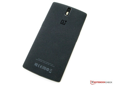 Baksidan på OnePlus One var enastående: den kändes exklusiv och hade en böjd design.