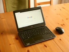 En Windows-bärbar dator på ett träbord med Googles startsida öppen i webbläsaren
