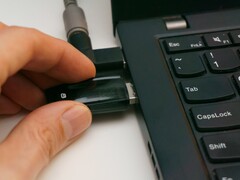 En person sätter in ett USB-säkerhetsnyckel i en bärbar dator