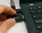 En person sätter in ett USB-säkerhetsnyckel i en bärbar dator