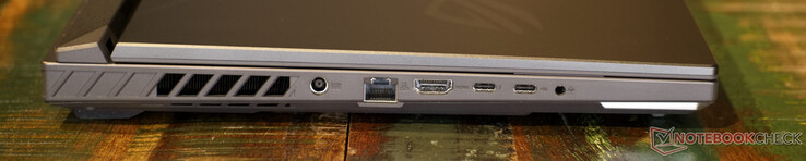 DC strömförsörjning, RJ-45 (LAN), HDMI 2.1, USB Type-C med Thunderbolt 4, USB Type-C med DisplayPort och Power Delivery, 3,5 mm-uttag