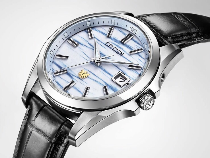 En vinklad närbild av Citizen AQ4090-08A som visar urtavlan i indigofärgat washi-papper, silverfärgade visare, datumfönster och ett polerat titanboett.