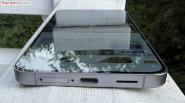 Botten: dubbla SIM-kort, mikrofon, USB-C 3.2 gen 1, högtalare