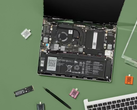 Ett reklamfoto av Framework Laptop 13 som visar dess interna delar