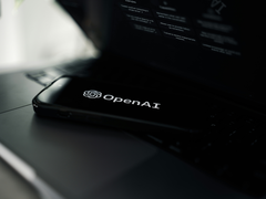 OpenAI:s logotyp på en telefon