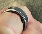 Svullen Samsung Galaxy Ring på en användares finger. (Bildkälla: Daniel på X)