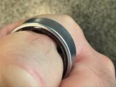 Svullen Samsung Galaxy Ring på en användares finger. (Bildkälla: Daniel på X)