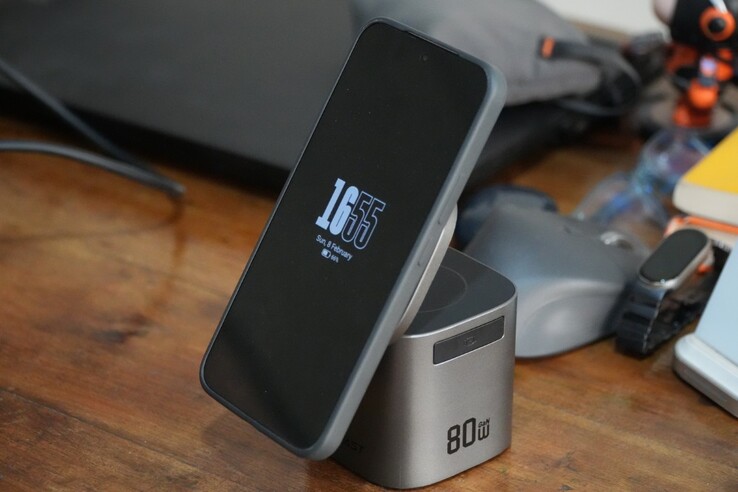 AceFast 6-in-1 80 W laddningsstation stöder 15 W trådlös laddning