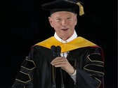 En skärmdump av Googles före detta VD, Eric Schmidt, som talar till studenter vid University of Arizonas 2026 års startceremoni