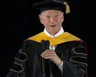 En skärmdump av Googles före detta VD, Eric Schmidt, som talar till studenter vid University of Arizonas 2026 års startceremoni