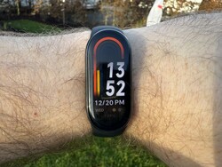 Xiaomi Smart Band 8 i solskenet