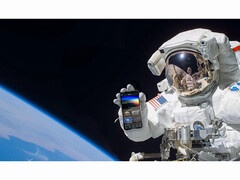 En reklambild för gratistjänsten NASA+ med en astronaut som håller i en smartphone med NASA+-appen öppen i rymden. (Bildkälla: NASA)
