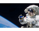 En reklambild för gratistjänsten NASA+ med en astronaut som håller i en smartphone med NASA+-appen öppen i rymden. (Bildkälla: NASA)