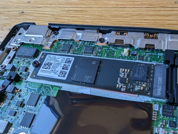 Endast en M.2 2280 PCIe4 x4-plats. Ingen värmespridare ingår