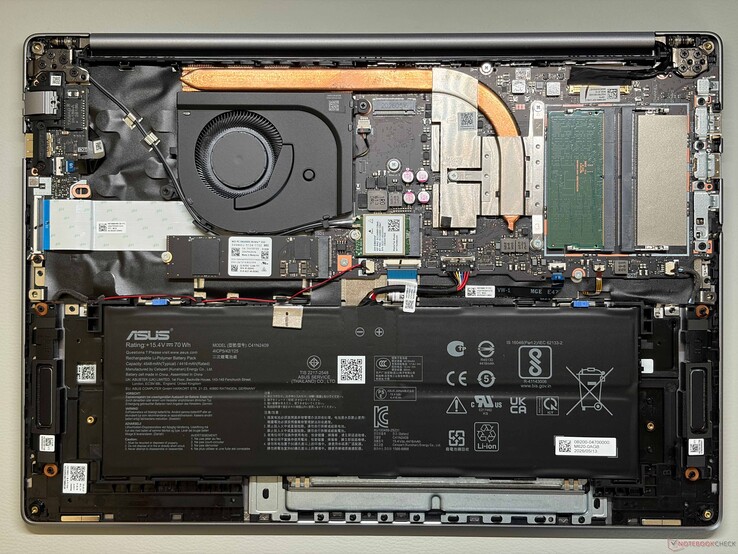 Asus ExpertBook PM5605 som jämförelse. Måttliga skillnader i SODIMM- och batterikapacitet mellan de två modellerna trots deras likartade yttre utformning