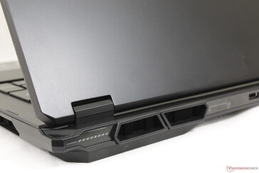 Slät jetsvart yta som drar till sig fula fingeravtryck