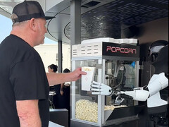 Optimus-roboten serverar popcorn på Tesla Diner. (Bildkälla: Tesla Club-SoCal/X)