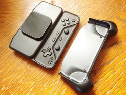 Bluetooth-kontrollen Abxylute M6 levereras med ett löstagbart grepp.