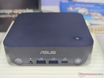 Asus ExpertCenter PN54 frontportar (bildkälla: Notebookcheck)