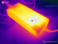 AC-adaptern når 34 C vid krävande belastningar